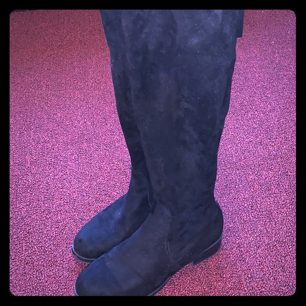 knee high black boots